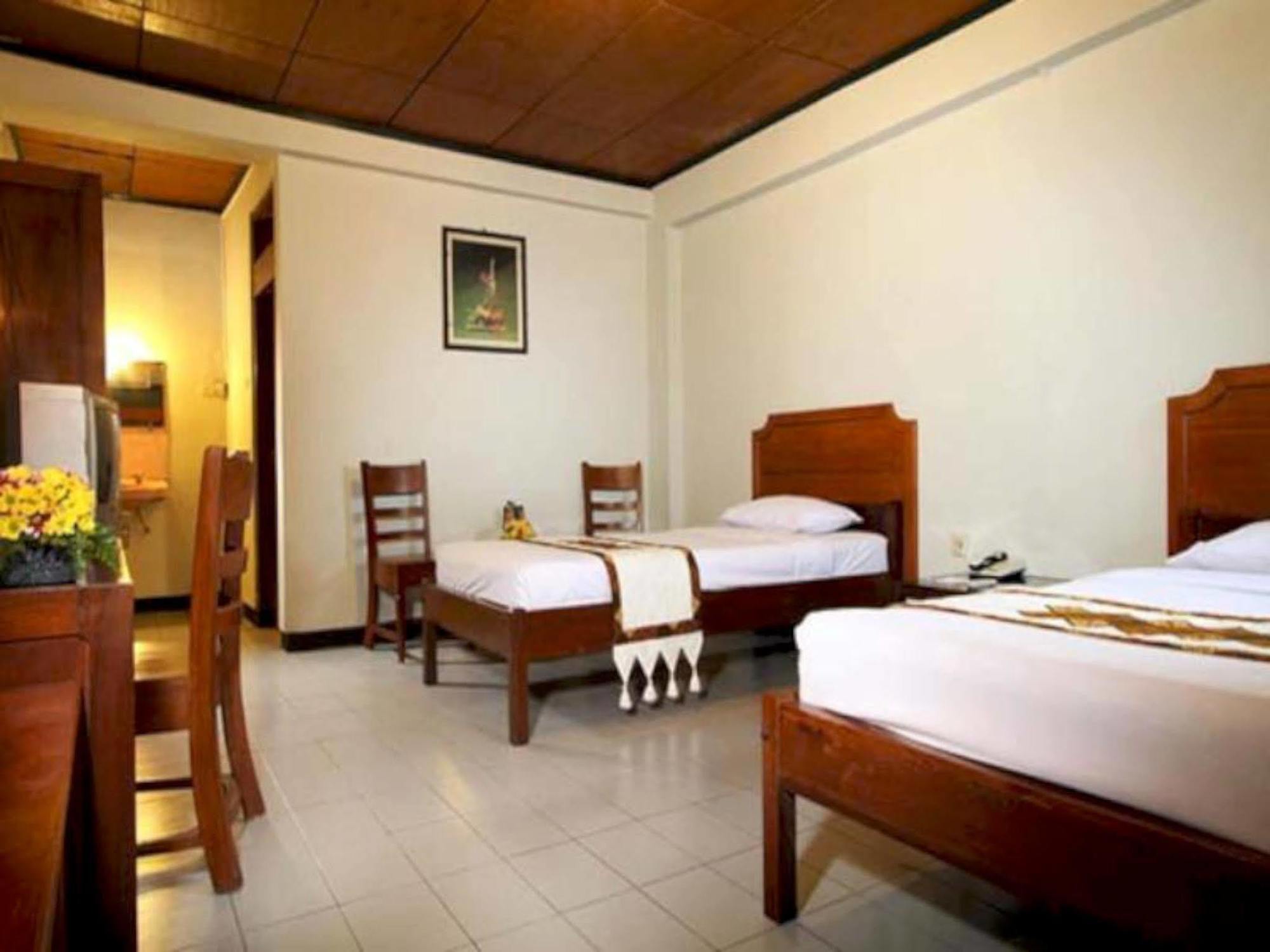 Cakra Kembang Hotel Kejayan Экстерьер фото